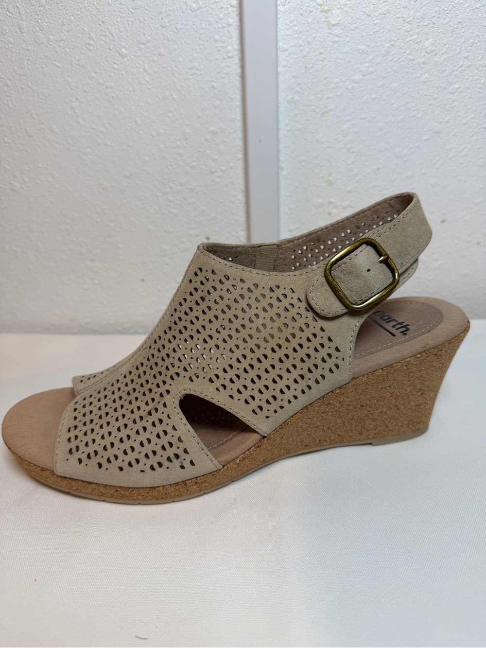 New In Box Earth Woodland Radiant Wedge Sandals Size 9 Color Sand Leather